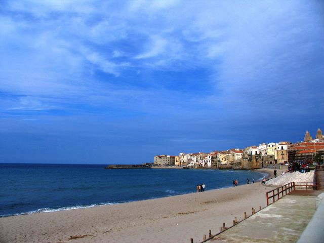 der Strand von Cefalù