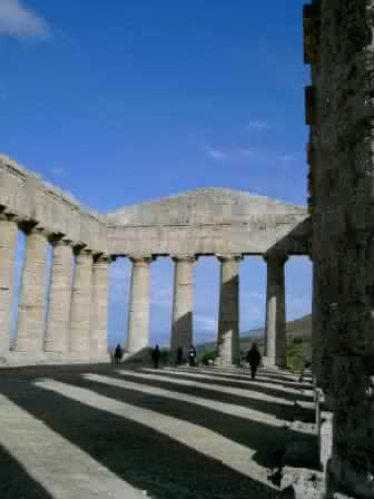 Sizilien, Segesta, Tempel, Geschichte, Ferienwohnung in Sizilien, Ferienwohnung in Terrasini, Ferienwohnung bei Ulla und Gino, der ideale Ausgangspunkt für Ausflüge oder eine Rundreise durch Sizilien, komfortable Ferienwohnung zentral und ruhig gelegen, nahe der Piazza von Terrasini und nahe dem Sandstrand, günstig für Familien mit Kindern, Urlaub den Sie selbst gestalten in der Fremde sich daheim fühlen, Tips die Sie in keinem Reiseführer finden 