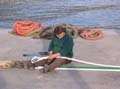 Sizilien, Terrasini ein Fischer bei der Arbeit