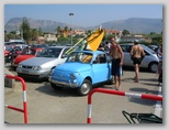 Juli mit dem Surf im 500er an den Strand von Terrasini