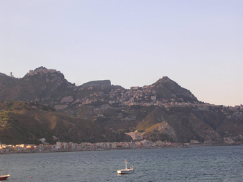 Blick auf Taormina von Giardini Naxos aus